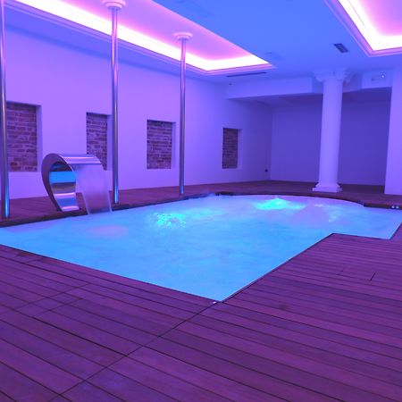 Hotel Vittoria Pesaro Esterno foto A rendering of a swimming pool