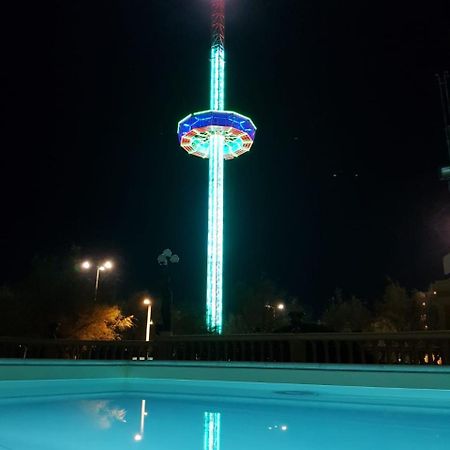 Hotel Vittoria Pesaro Esterno foto The observation tower at night