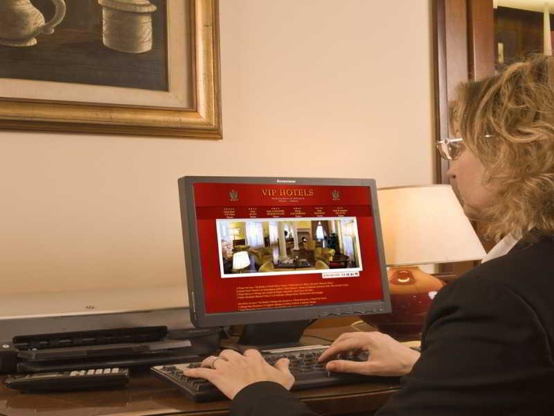 Hotel Vittoria Pesaro Esterno foto A hotel employee working on a computer