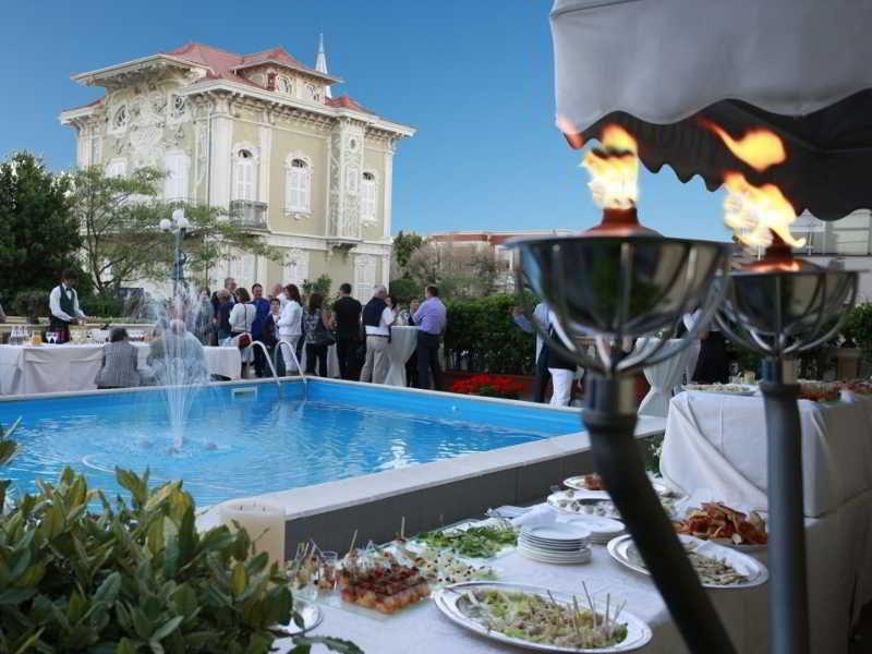 Hotel Vittoria Pesaro Esterno foto The pool at the hotel