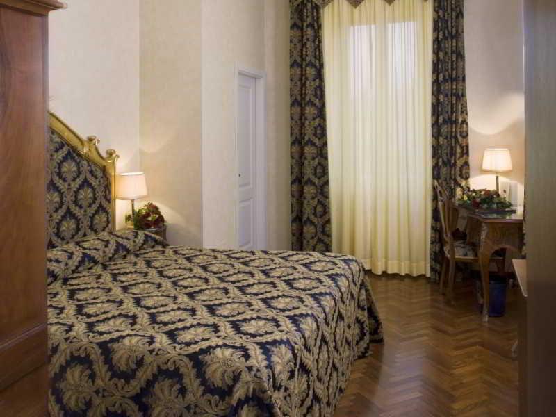 Hotel Vittoria Pesaro Esterno foto A room at the hotel