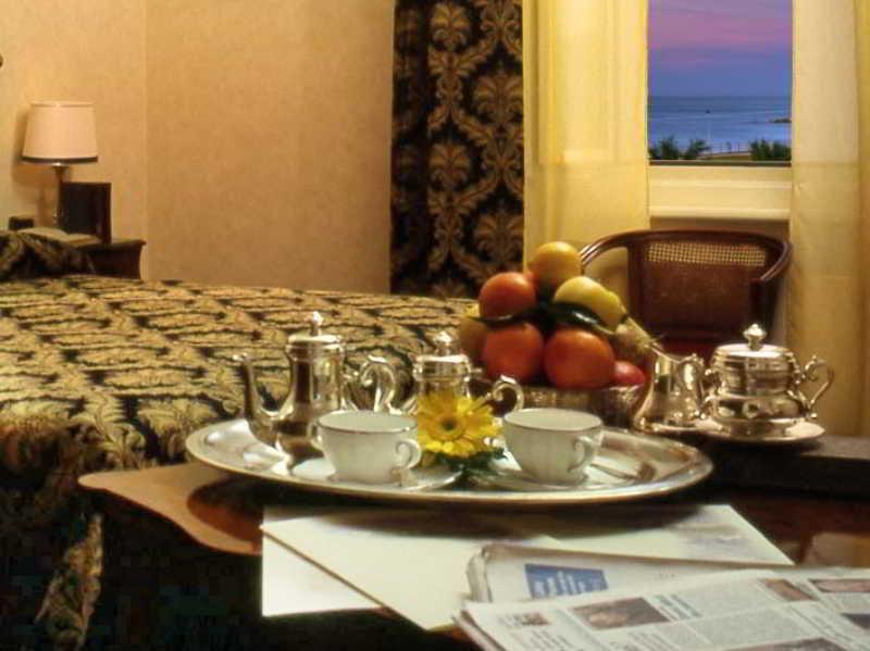 Hotel Vittoria Pesaro Esterno foto A room at the Waldorf Astoria