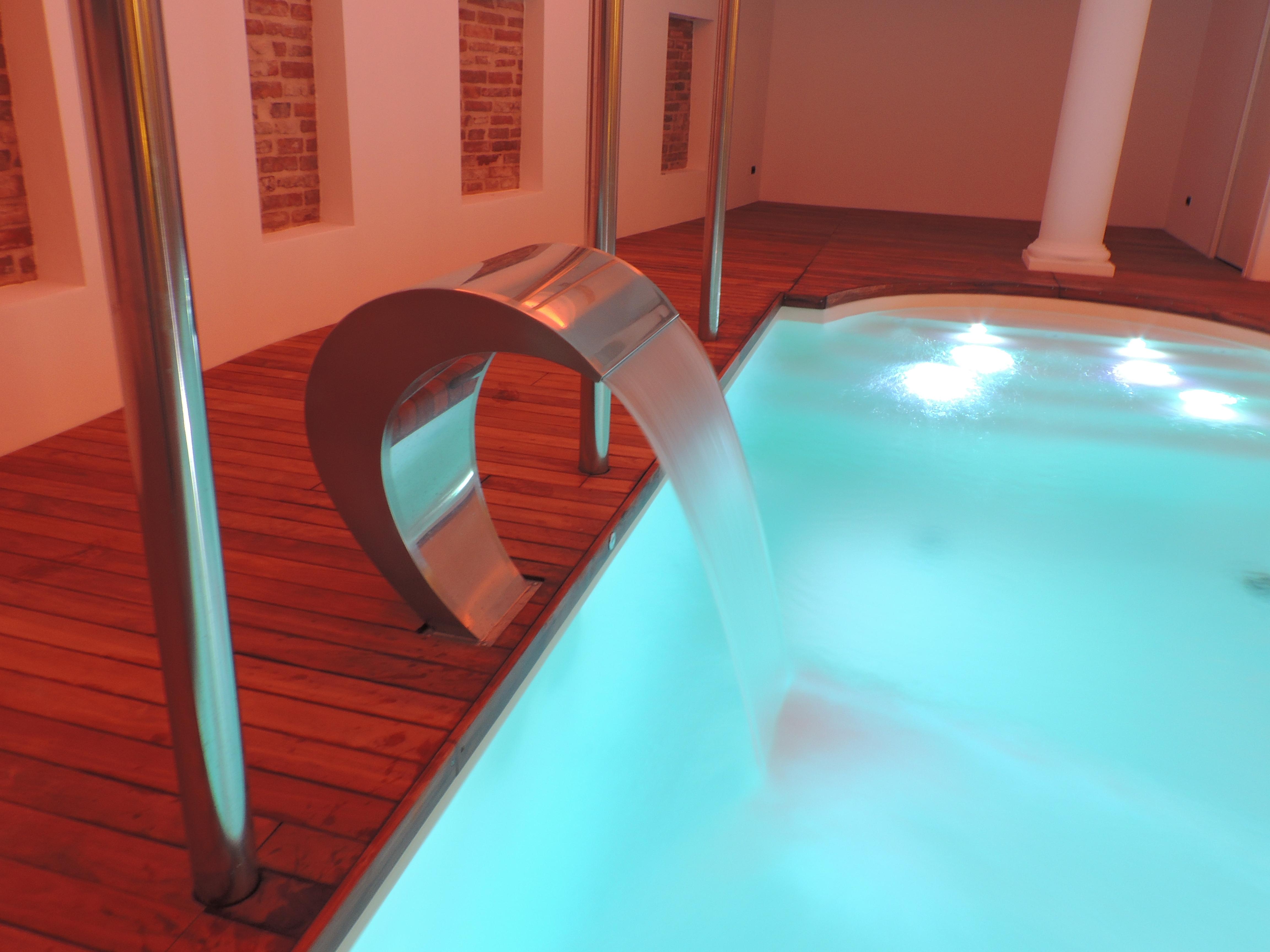 Hotel Vittoria Pesaro Esterno foto A modern indoor pool
