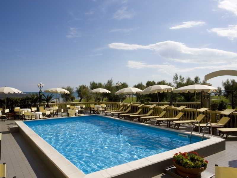 Hotel Vittoria Pesaro Esterno foto Swimming pool
