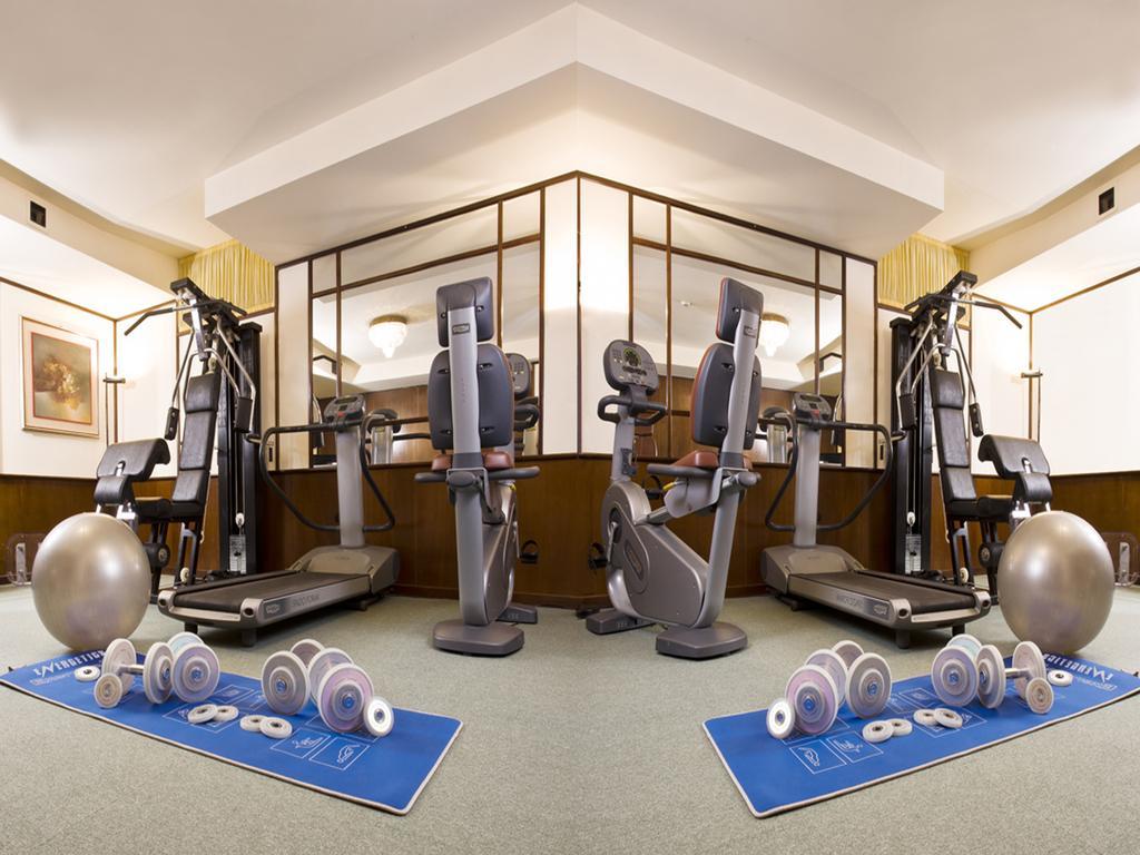 Hotel Vittoria Pesaro Esterno foto The gym at the hotel