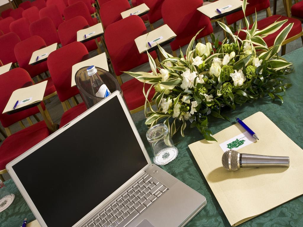 Hotel Vittoria Pesaro Esterno foto A conference room