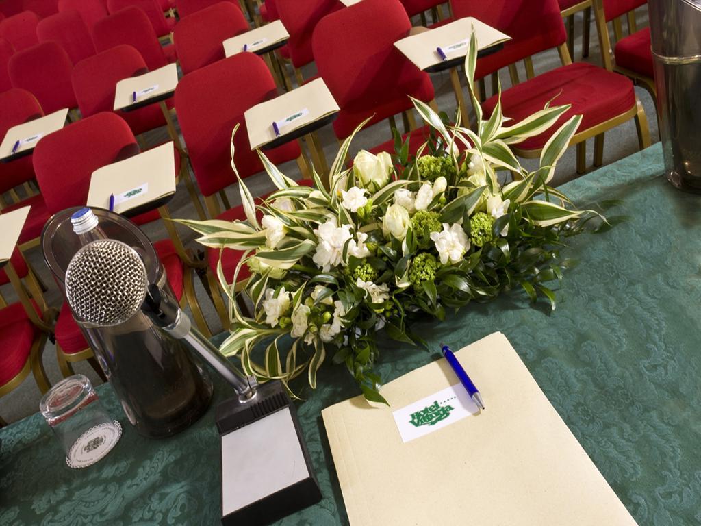 Hotel Vittoria Pesaro Esterno foto The podium at the 2015 conference