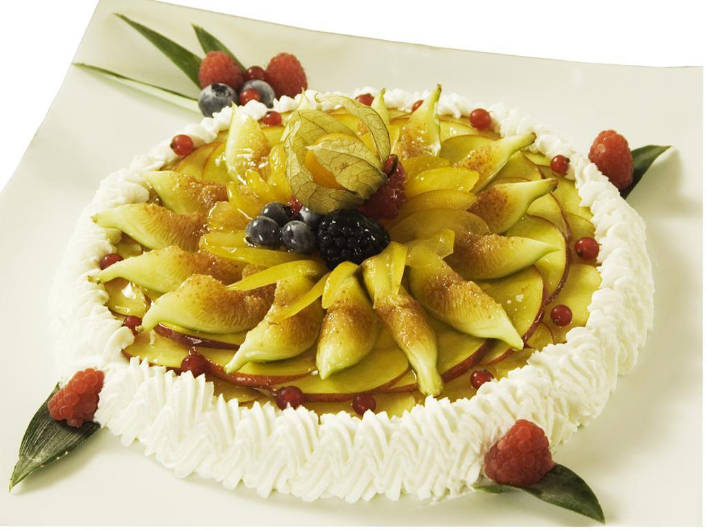 Hotel Vittoria Pesaro Esterno foto A fruit cake