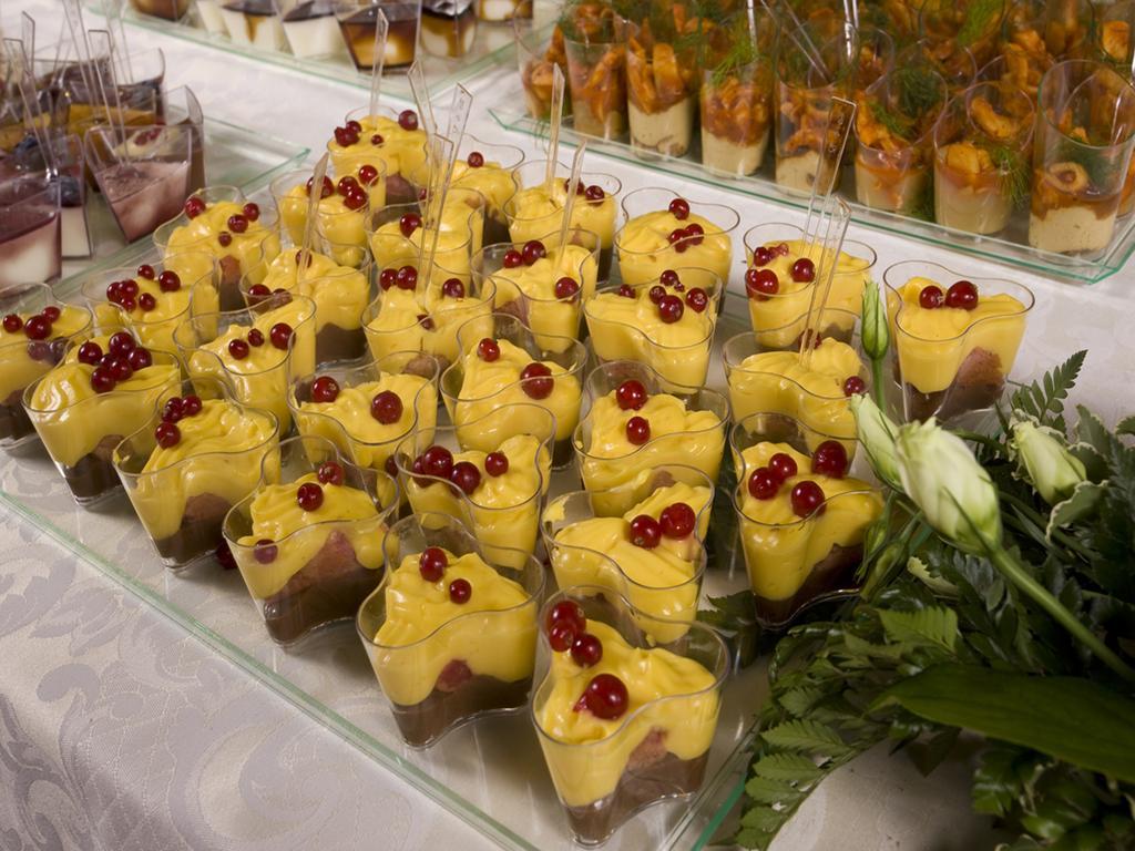 Hotel Vittoria Pesaro Esterno foto A selection of desserts