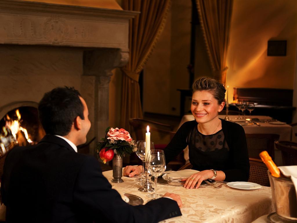 Hotel Vittoria Pesaro Esterno foto A couple dining in a restaurant