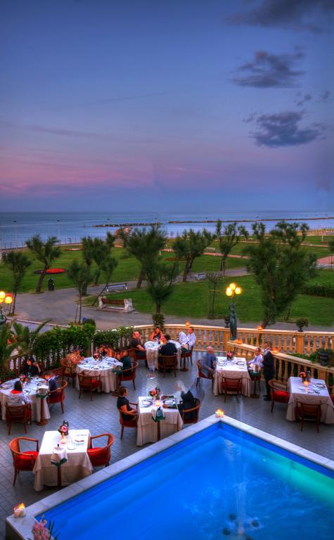 Hotel Vittoria Pesaro Esterno foto The restaurant