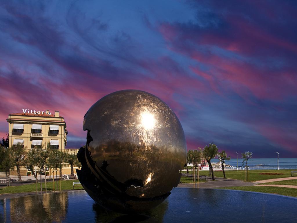 Hotel Vittoria Pesaro Esterno foto The Ball sculpture at dusk