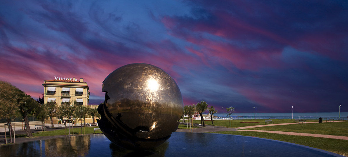 Hotel Vittoria Pesaro Esterno foto The Ball sculpture at sunset