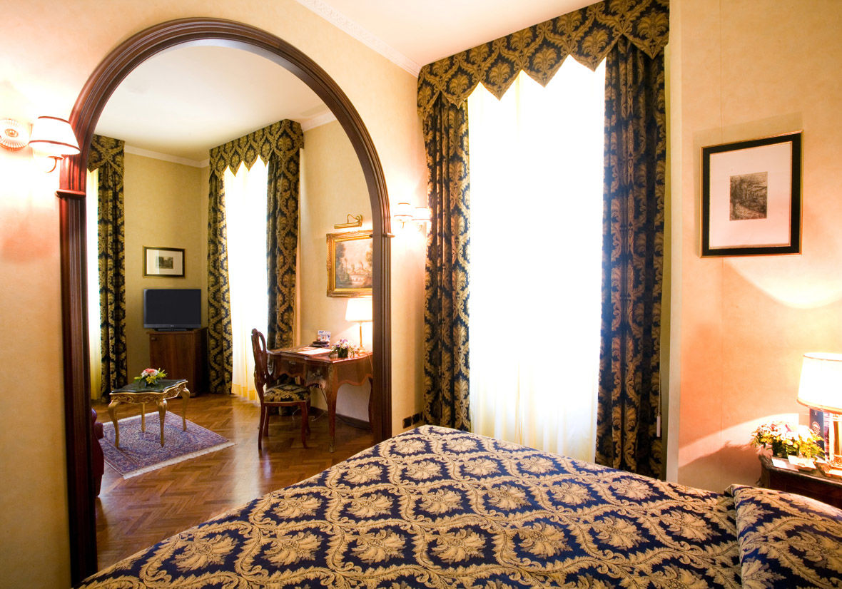 Hotel Vittoria Pesaro Camera foto A suite at the Hotel