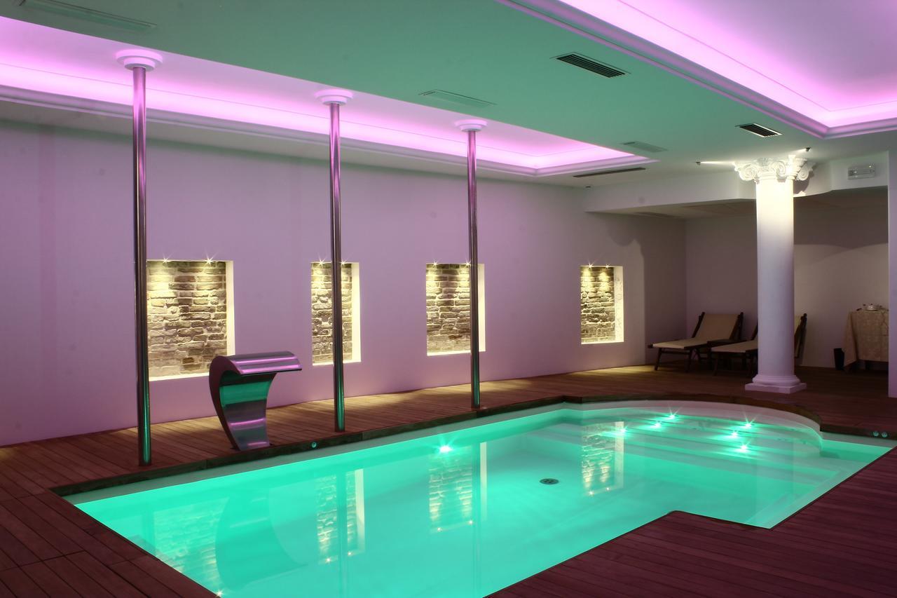 Hotel Vittoria Pesaro Esterno foto A swimming pool with LED lighting