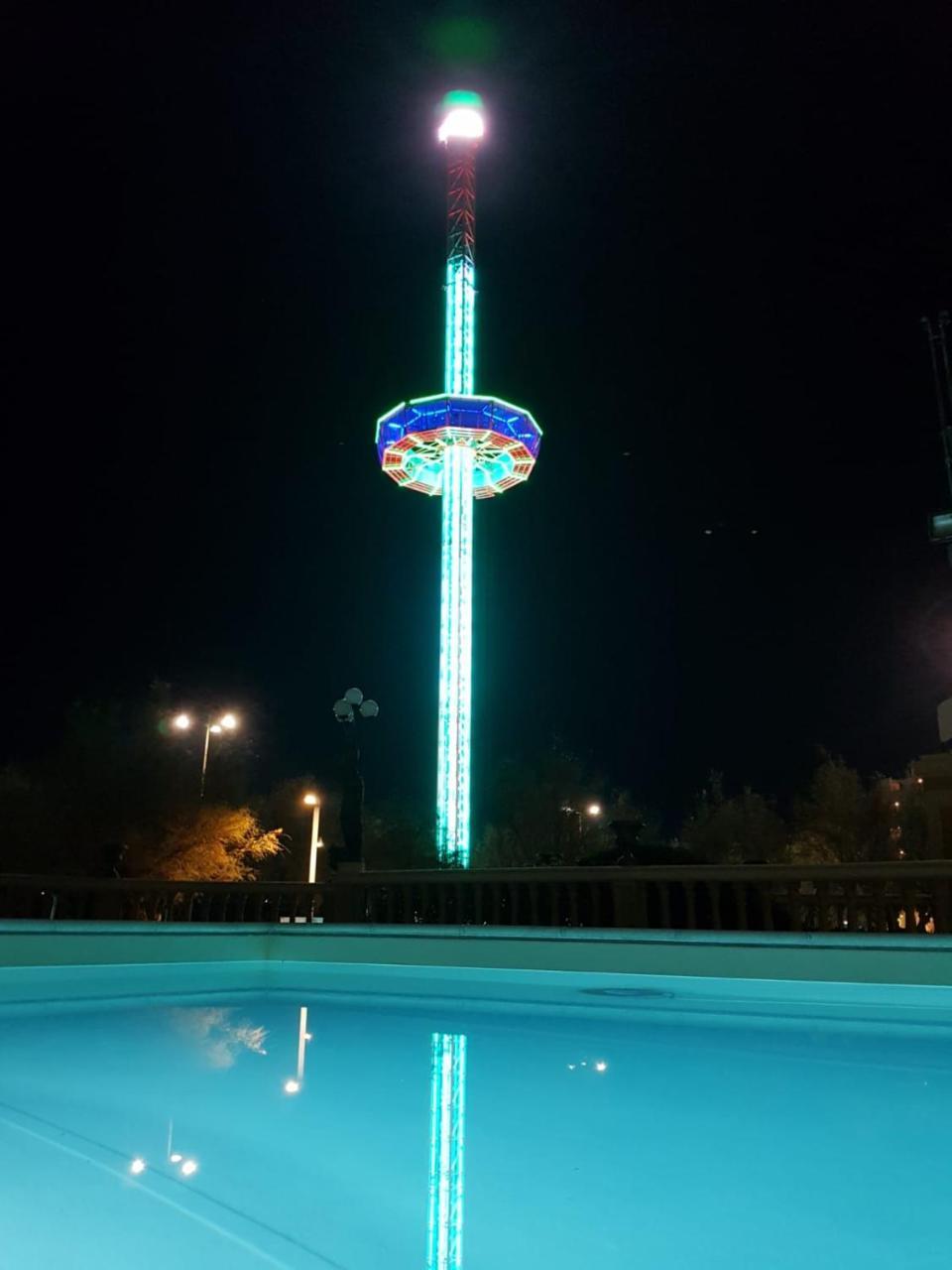 Hotel Vittoria Pesaro Esterno foto The observation tower at night